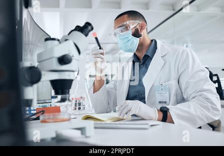 Scienza, sangue e ricerca di covidità con un ingegnere uomo che lavora in un laboratorio sul DNA per l'innovazione, la cura e il vaccino. Medicina, sanità e sviluppo wi Foto Stock