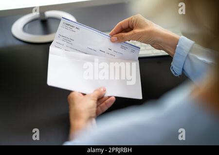 Assegno di retribuzione in busta Foto Stock