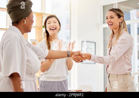 Stretta di mano, benvenuti e grazie con le donne d'affari nel lavoro di squadra, nella collaborazione e nella comunicazione in ufficio. Successo, partnership b2b e fiducia o uomini d'affari che stringono la mano in riunioni aziendali. Foto Stock