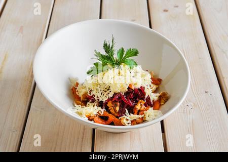 Vista dall'alto dell'insalata con barbabietola, noce, albicocca secca e formaggio Foto Stock