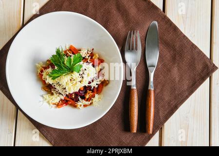 Tavolo con insalata con barbabietola, noce, albicocca secca e formaggio Foto Stock