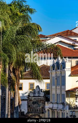 Dettaglio di strade e case in stile coloniale nella città vecchia e storica di Diamantina a Minas Gerais, Brasile Foto Stock