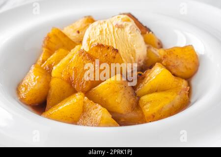 Fette di ananas caramellato arrosto con gelato Foto Stock