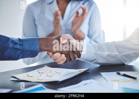 Mano della diversità, persone aziendali, partnership e stretta di mano per il successo nell'affare di collaborazione. Stringere la mano e applaudire per una strategia positiva, un lavoro di squadra e una riunione di negoziazione per il contratto b2b Foto Stock