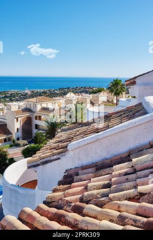Marbella - la bella città costiera di Andalusia, Spagna. La spiaggia di bella città di Marbella, Andalusia, Spagna. Foto Stock