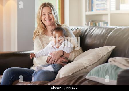 Non riesco a trovare abbastanza di mia figlia. Ritratto ritagliato di una madre e del suo figlio adottiva. Foto Stock