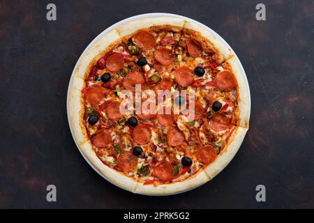 Vista dall'alto della pizza siciliana con salame, zucchine, jalapeno e peperone Foto Stock