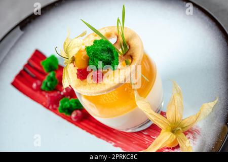 Panna cotta su un tavolo di pietra in un raffinato ristorante Foto Stock