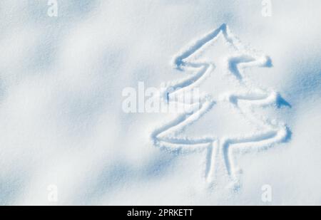 Pronto per un Natale bianco. Un albero di natale disegnato nella neve Foto Stock