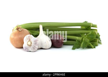 Cipolle rosse e gialle e bulbi d'aglio davanti al gambo fresco di sedano, spezie e tema aromatizzante ancora vita isolata su sfondo bianco Foto Stock