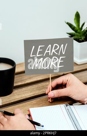 Segno che mostra per saperne di più, Word scritto su approfondire la conoscenza della cosa che si desidera fare o nuove abilità Foto Stock