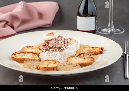 Tartare di vitello su un tavolo di pietra nel raffinato ristorante Foto Stock