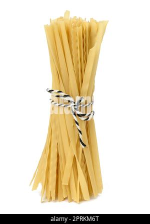 Pasta lunga cruda legata con una corda su fondo bianco isolato Foto Stock