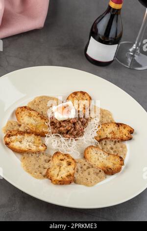 Tartare di vitello su un tavolo di pietra nel raffinato ristorante Foto Stock