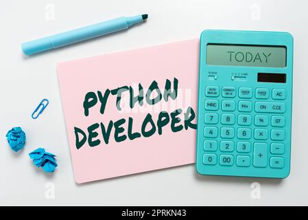 Esposizione concettuale Python Developer, concetto che significa che i dipendenti sono premiati per l'introduzione di reclute adeguate Foto Stock