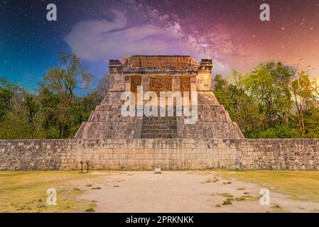 Tempio dell'uomo Bearded alla fine del Grande campo da ballo per giocare pok-ta-pok vicino Chichen Itza piramide, Yucatan, Messico. Tempio della civiltà Maya Foto Stock