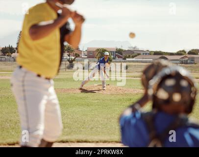 Baseball, mazza e uomo pronti per una palla veloce su un campo da baseball in una partita di allenamento o una partita all'aperto a Houston. Atleta di softball, fitness e sport Foto Stock