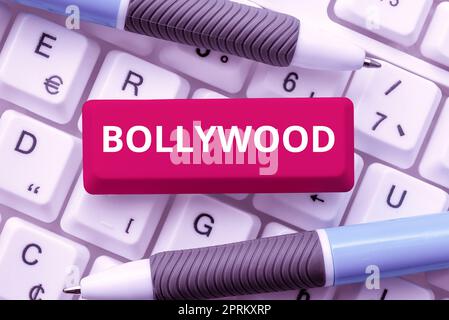 Scrittura visualizzazione di testo Bollywood, Internet Concept uno che organizza e si assume i rischi di un'azienda scaricare file e dati online, caricamento Foto Stock