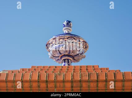 Vaso di ceramica superiore messo su muro di mattoni. Piazza Espronceda, Almendralejo, Badajoz, Spagna Foto Stock