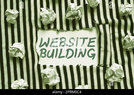 Didascalia concettuale Website Building, Word for site è costruito in base alle esigenze dei clienti notebook con messaggio importante su scrivania con Office S. Foto Stock