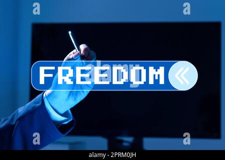 Segno che mostra libertà, concetto che significa potere o diritto di agire parlare o pensare come uno vuole senza impedimento Businesswoman Holding Pen e puntando su Foto Stock