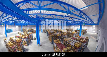 interno di un magazzino logistico con vista dall'alto a fisheye. rendering 3d Foto Stock