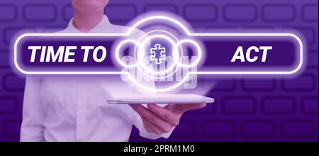 Scrittura a mano segno tempo di agire, Business idea quando si purifica il corpo di tossine o smettere di consumare il farmaco uomo in tuta puntando a frecce e fotocamera Foto Stock