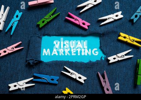 Visualizzazione concettuale Visual Marketing, Word scritto su ridurre gli sprechi d'acqua misurando la quantità di acqua necessaria schermo del telefono cellulare con MES importante Foto Stock