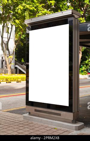 Poster delle luci della città all'aperto su tabellone verticale vuoto nella città Foto Stock