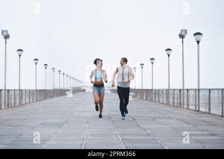 Bene farlo fino alla fine. Due giovani sportivi che si allenano insieme all'aperto Foto Stock