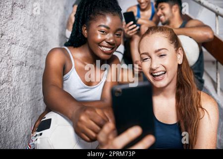 Selfie, amici e gruppo sportivo sulle scale dopo allenamento fitness insieme. Sorridere, diversità felici uomini e donne atleti sportivi positivi bondi Foto Stock