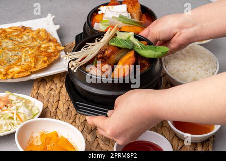 Piatto coreano piatto king patate frittelle Pollo Stir-friggere stufato salsa di soia pollo brasato Foto Stock