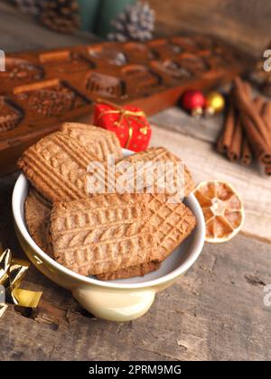 Tempo di Natale, biscotti Spekulatius fatti in casa, tempo di Avvento, cottura di Natale, cibo di stagione Foto Stock