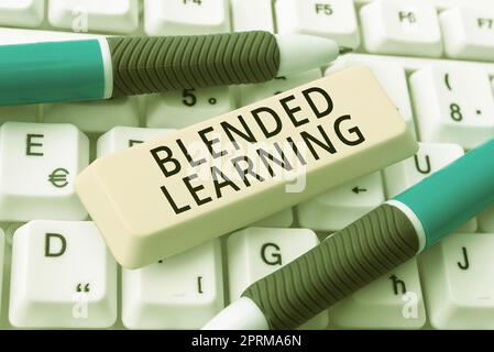 Ispirazione che mostra il segno Blended Learning, frequenza di approccio aziendale a cui mostrare vedere il vostro marchio nei risultati di ricerca astratto Programmatore digitando un Foto Stock