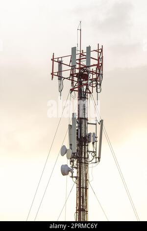 Antenna a pannello installata su montanti in acciaio in edifici alti della città Foto Stock