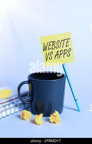 Firma a mano sito Web vs applicazioni. Concetto Internet dubbio tra l'utilizzo di una pagina Web o di un'applicazione online cornice decorata con fiori colorati e fogliame disposti armoniosamente. Foto Stock