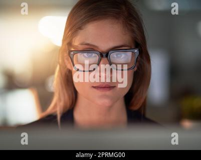 Mi sta per distruggere questa scadenza. Un giovane designer che lavora tardi in ufficio. Foto Stock