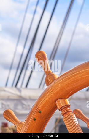La storica barca a vela Fregatten Jylland, tesoro nazionale. Dettaglio della vecchia nave danese Fregatten Jylland, tesoro nazionale e attrazione turistica nella città di Ebeltoft, Danimarca. Foto Stock