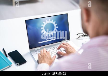 Aggiornamento online del software Hybrid Man Foto Stock
