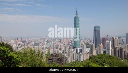 Taipei, Taiwan 11 aprile 2022: Skyline della città di Taipei Foto Stock