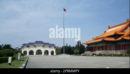 Taipei, Taiwan 17 marzo 2022: Il cancello d'ingresso e il Teatro Nazionale e la Sala Concerti presso la Sala Memoriale di Chiang Kai Shek a Taiwan Foto Stock