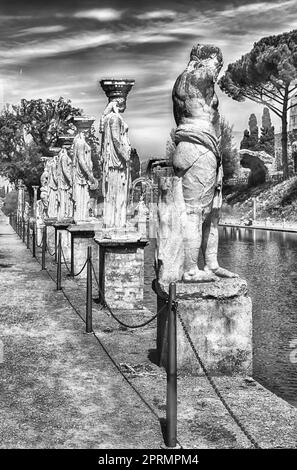 Le statue del Caryatides affacciato sulla piscina antico chiamato Canopo di Villa Adriana (Villa Adriana), Tivoli, Italia Foto Stock