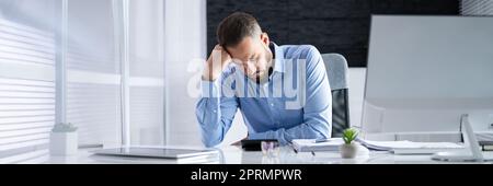 Annoiato Boss Man addormentarsi Foto Stock