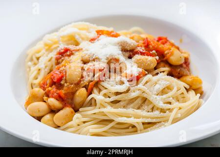 spaghetti con salsa di pomodoro e fagioli Foto Stock