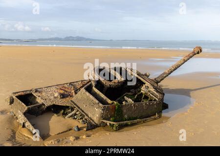 Carro armato rovinato sulla spiaggia di sabbia a Kinmen di Taiwan Foto Stock