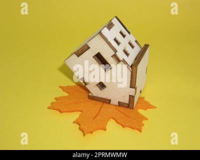 Si trova una casa capovolta su una foglia d'acero Foto Stock