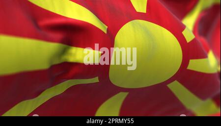 Vista ravvicinata della bandiera nazionale della Macedonia settentrionale che sventola nel vento Foto Stock