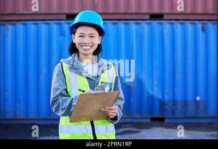 Logistica, ispezione e ritratto di una donna industriale che lavora in un magazzino esterno con container. Cantiere di spedizione, appunti e manag industria Foto Stock