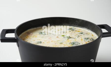 Zuppa cremosa di pesce con salmone, patate, cipolle, carote, aneto e broccoli in una pentola. Kalakeitto - piatto tradizionale della cucina finlandese. Sano Foto Stock