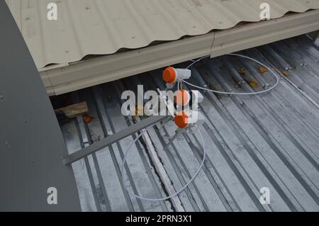 Realizzazione di una staffa per il montaggio di un'antenna parabolica sul tetto di un edificio Foto Stock